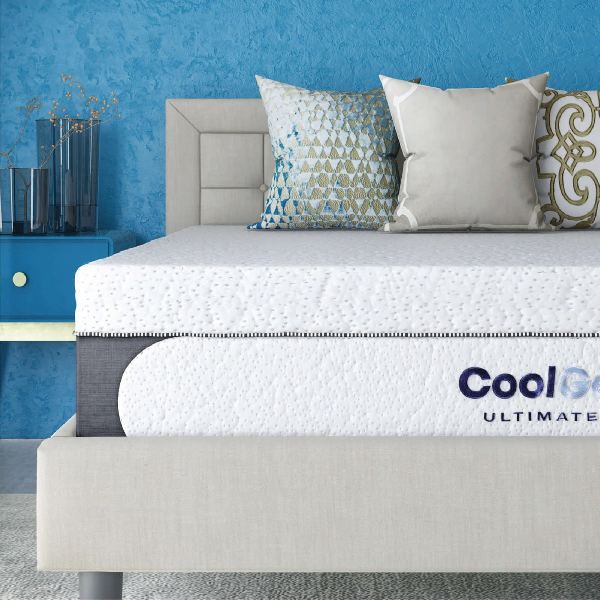Queen Gel Memory Foam Mattress with 2 Pillows B1152